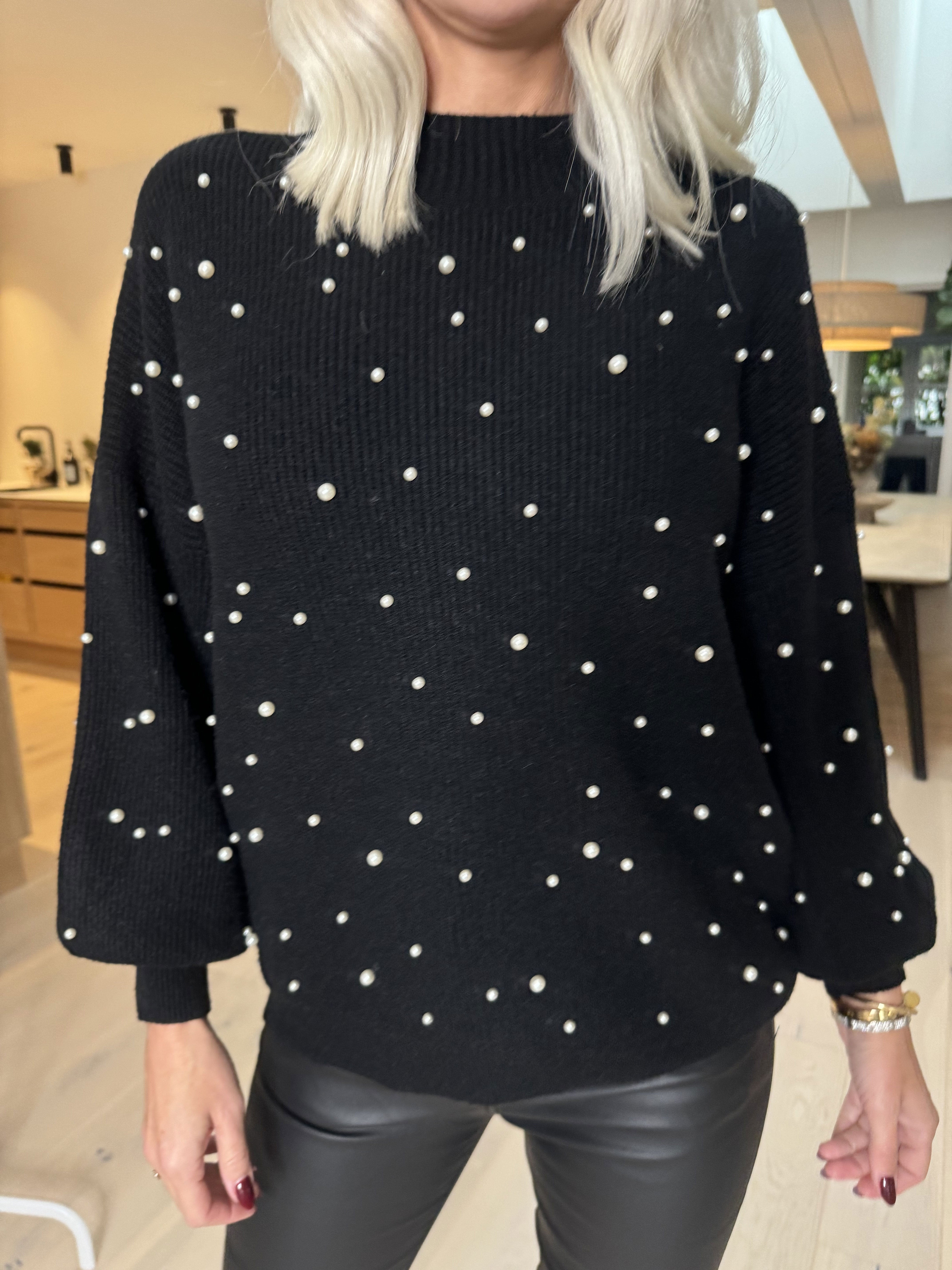 Diara - Stickad blus med ballongärmar och vita pärlor